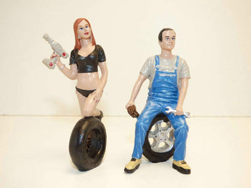 Motorhead Miniatures 1/18 Michele and Derek Tire Brigade Figurine Set - Multicolor Plastic, 2 Piece