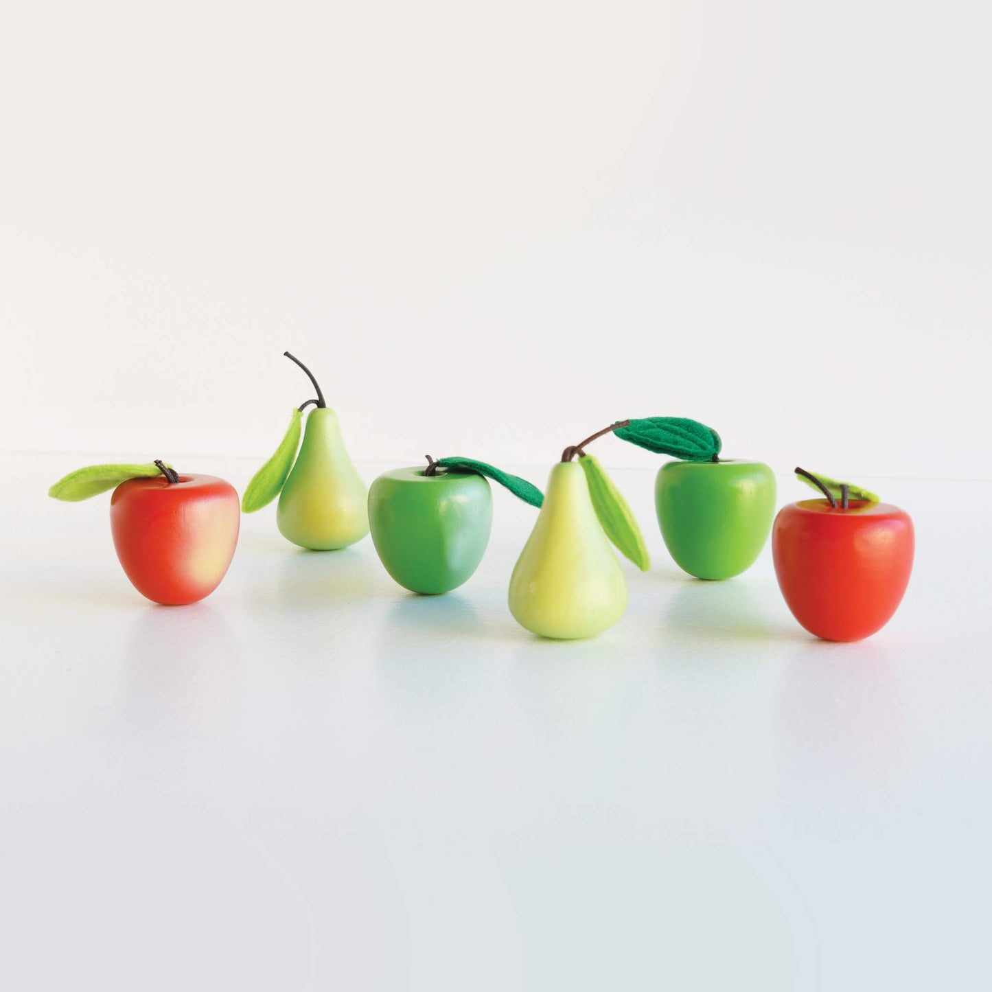 Le Toy Van - Wooden Honeybee Market Apples & Pears Crate | Perfect for Supermarket, Food Shop or Cafe Pretend Play | Great As A