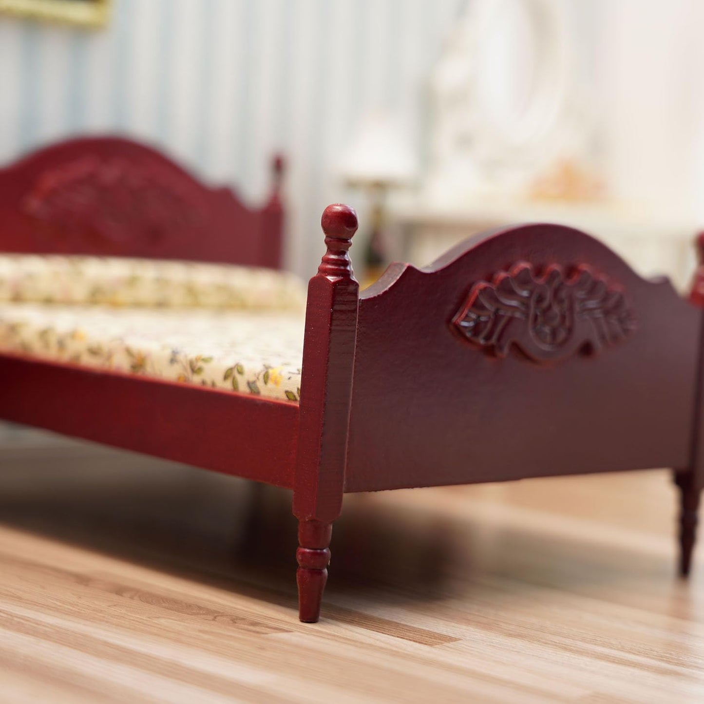 Miniature Furniture Dollhouse Wooden Fabric Bed With Mattress & Pillow 1 12 Scale Furniture Dollhouse Decoration Accessories (Red)