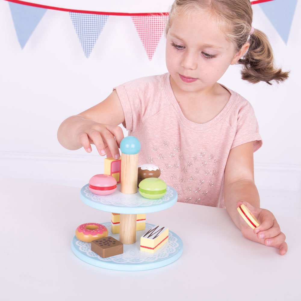 Bigjigs Toys Wooden Cake Stand with 9 Wooden Play Food Cakes - Quality Toy Food for Toddlers & Children, Perfect Kids Wooden Kit