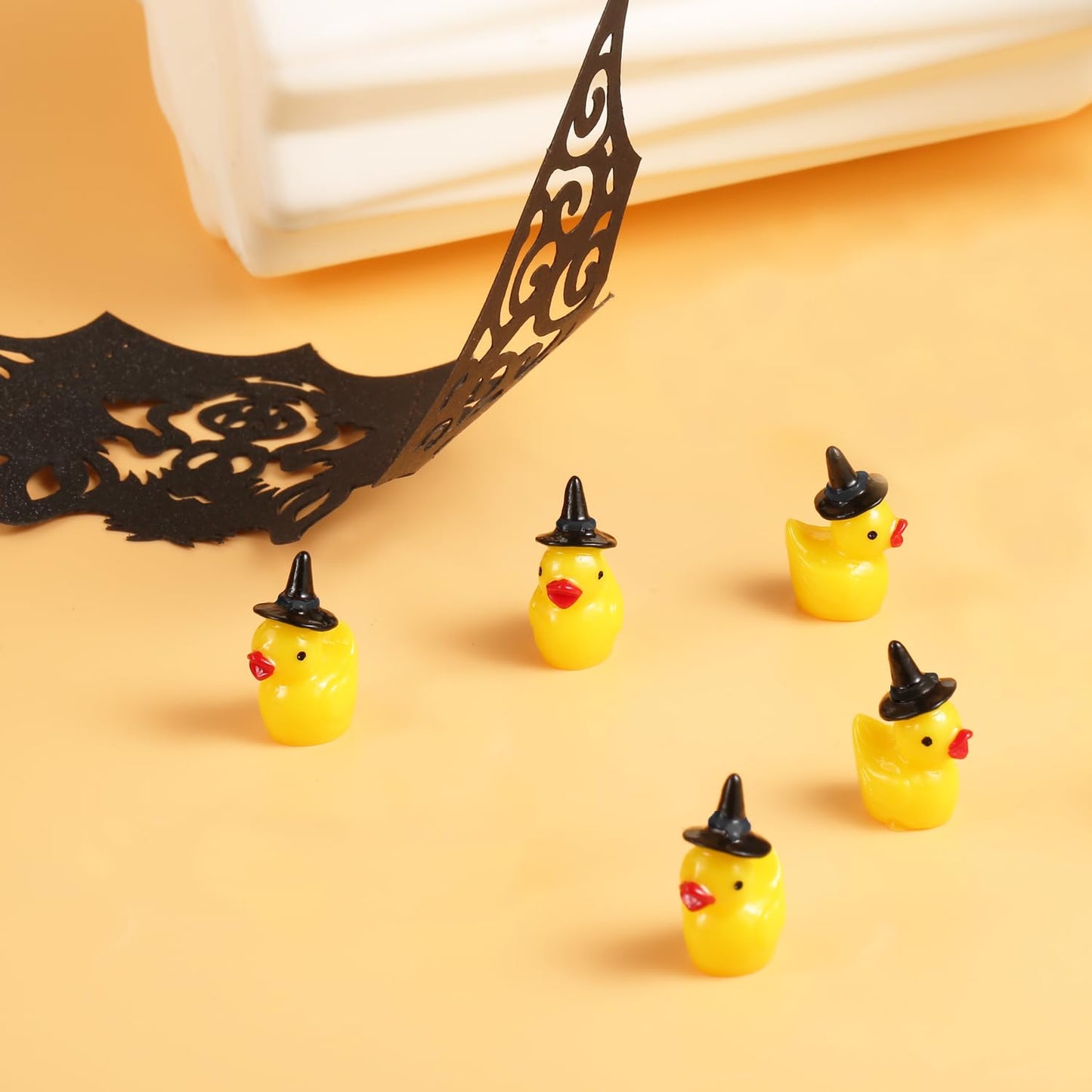 100Pcs Mini Resin Duck, Miniature Ducks Halloween Witch Hat Resin Duck Mini Resin Ducks For Crafts School Dollhouse Halloween Decoration (Black Wizard Hat)