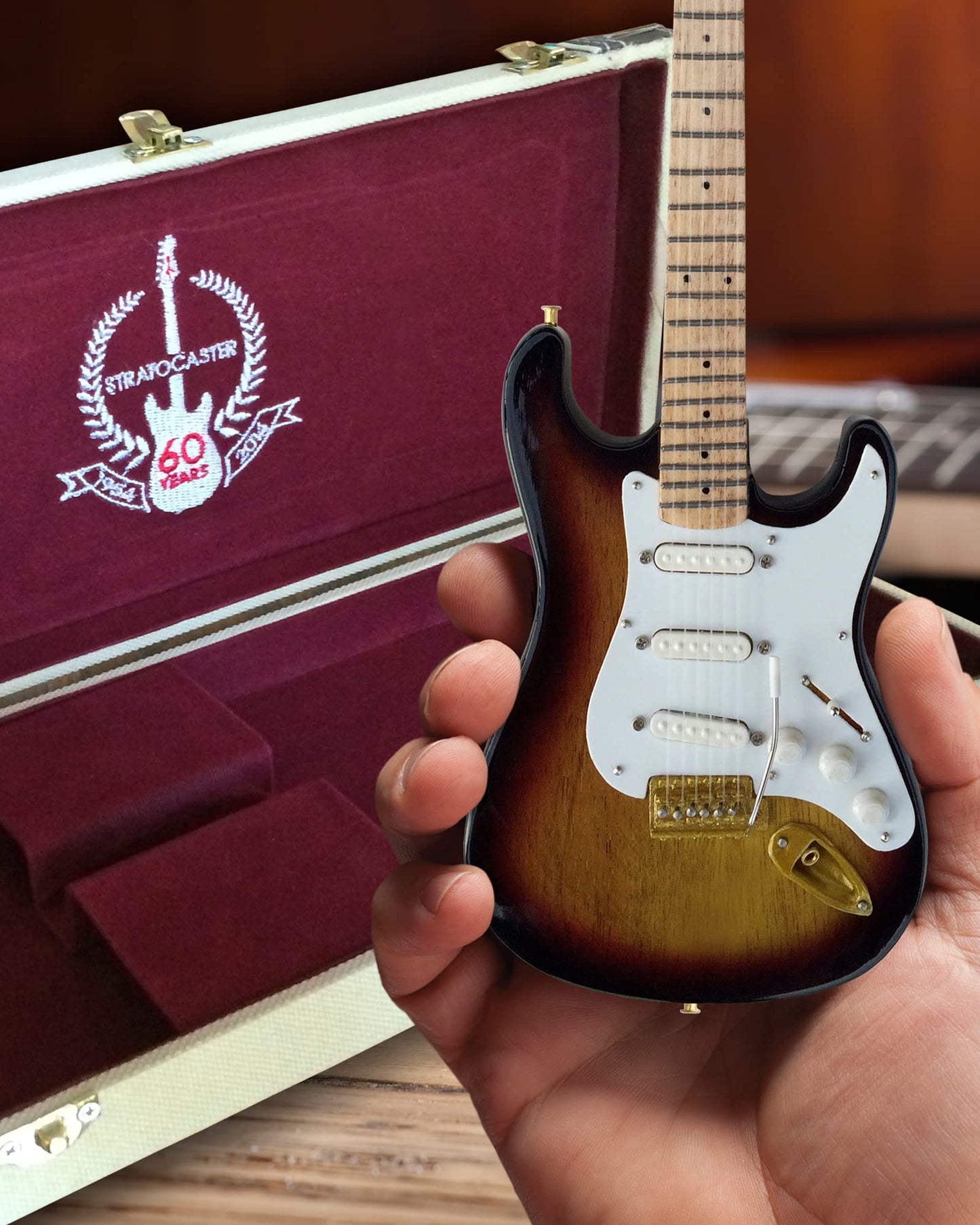 Axe Heaven Fs-022 Licensed Fender Stratocaster 60Th Anniversary Set - Case And Mini Guitar