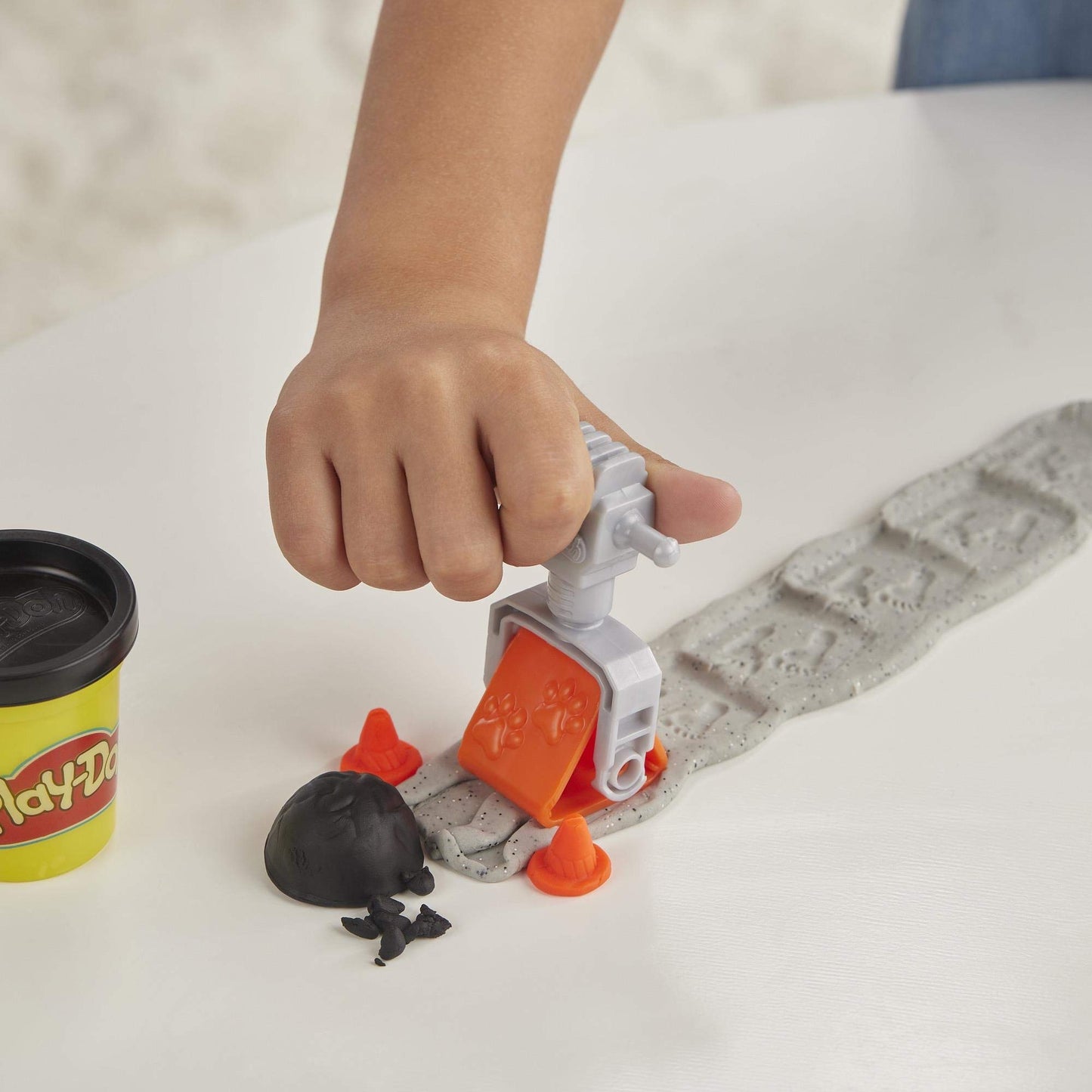 Play-Doh Wheels Cement Truck Toy for Kids Ages 3 & Up with Non-Toxic Cement-Colored Buildin Compound Plus 3 Colors