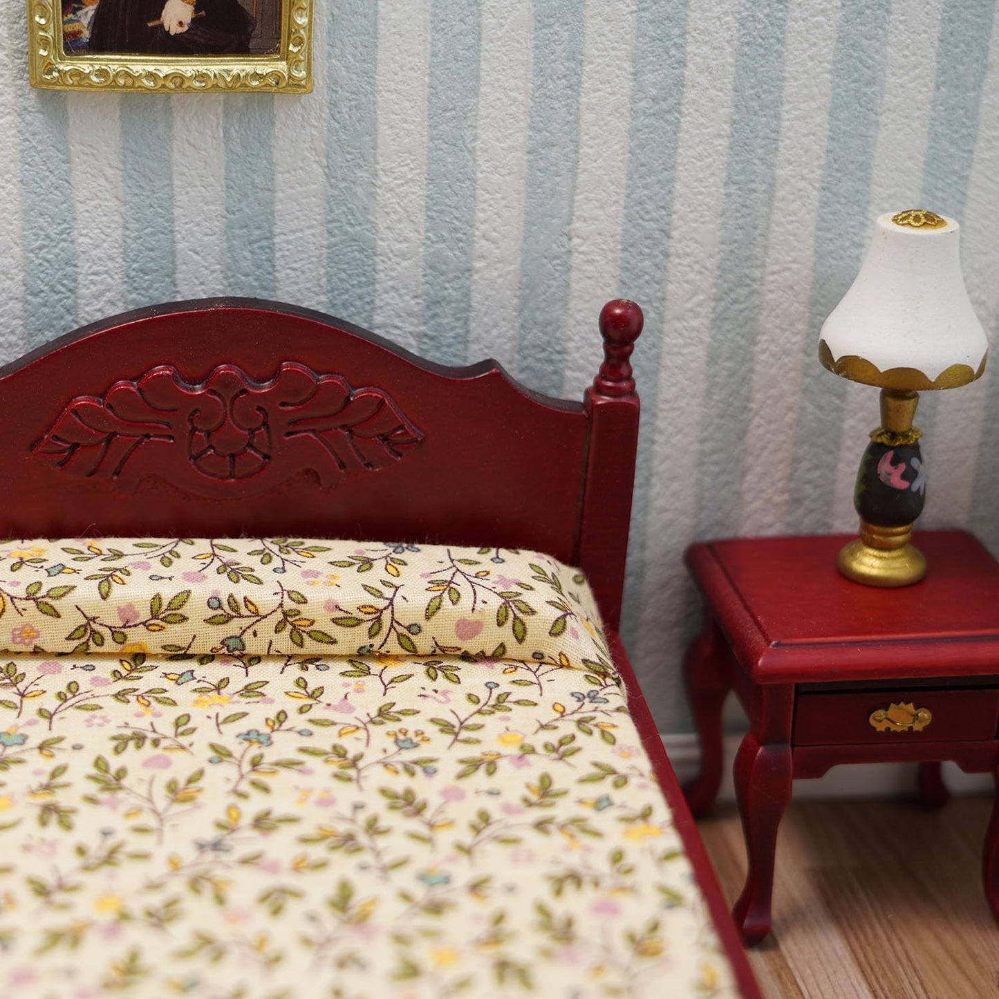 Miniature Furniture Dollhouse Wooden Fabric Bed With Mattress & Pillow 1 12 Scale Furniture Dollhouse Decoration Accessories (Red)