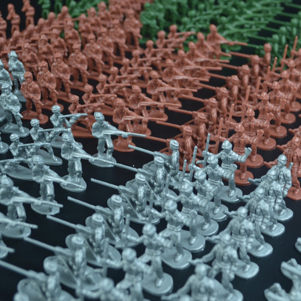 RAINBOW TOYFROG Army Men Action Figure Set - 300 pcs Durable Plastic Toy Soldiers - Multicolor Military Playset for Kids