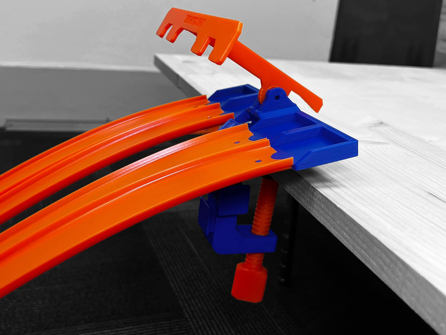 TechConnext Hot Wheels Compatible Clamp with 4 Lane Start Gate - Blue/Orange