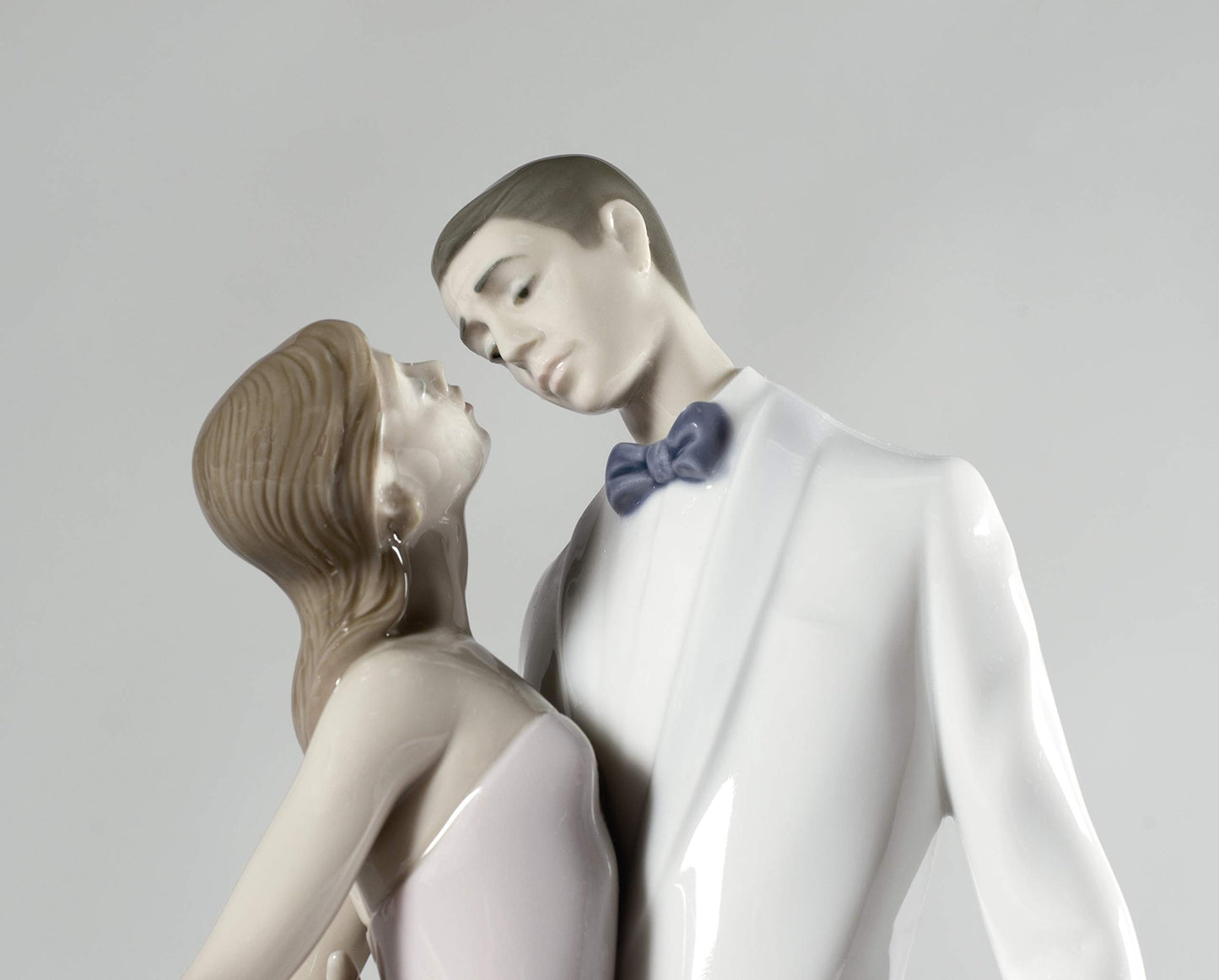 LLADRÓ Glossy Porcelain Happy Anniversary Lovers Figurine, 12.5 x 8.25 in, Black and White, Model 1006475, Bride and Groom Decoration