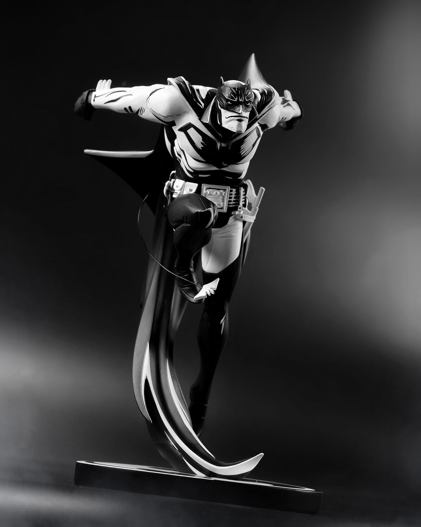 Mcfarlane Toys - Dc Direct Batman White Knight By Sean Murphy (Batman Black & White) Sketch Edition Variant Resin Statue
