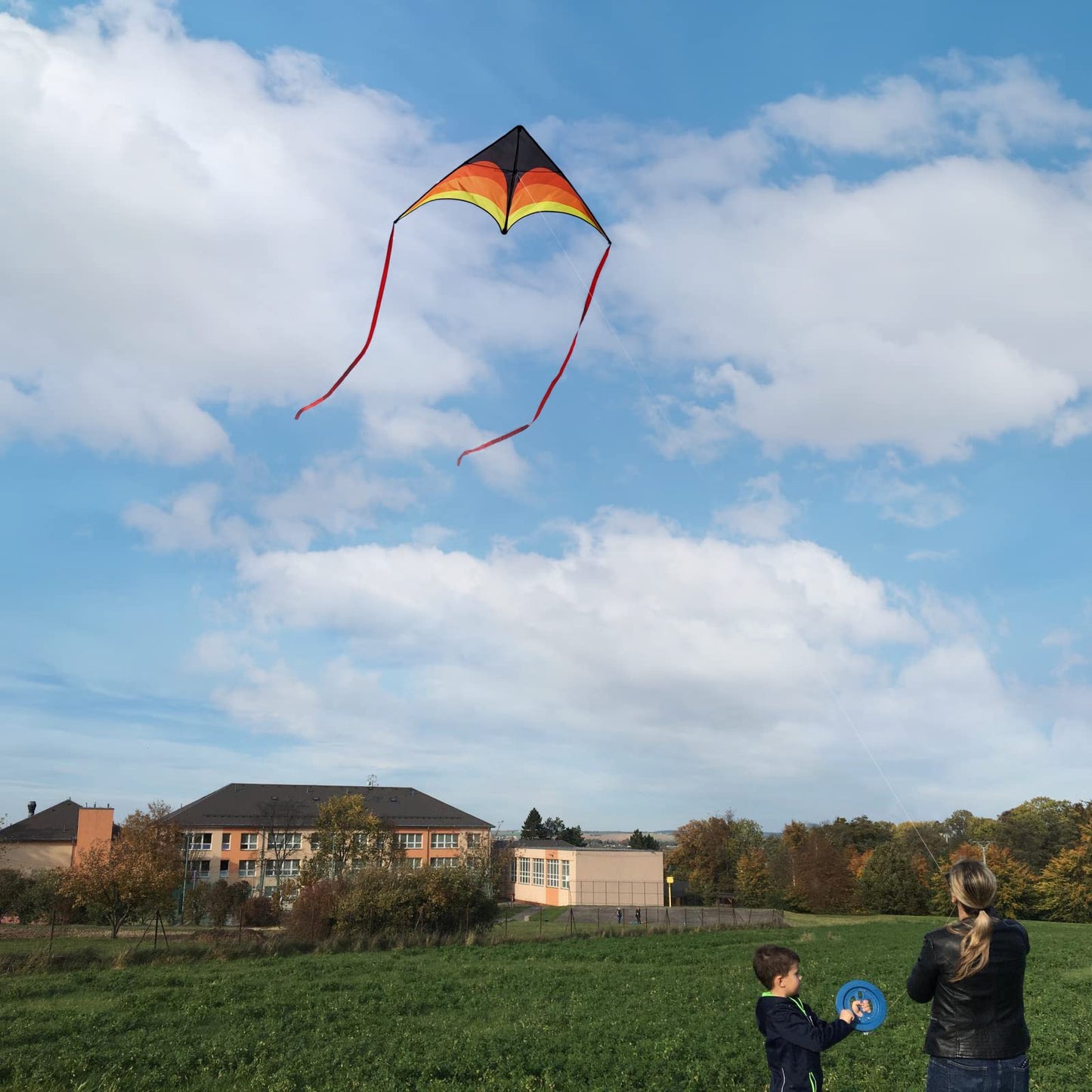 Kaiciuss Delta Kite For Kids & Adults Easy To Fly Large, The Easiest Single Line Beach Kite, It Comes With 300Ft String Kite Handle