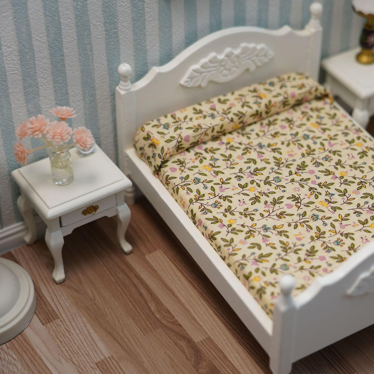 Miniature Furniture Dollhouse Wooden Fabric Bed With Mattress & Pillow 1 12 Scale Furniture Dollhouse Decoration Accessories (Wh