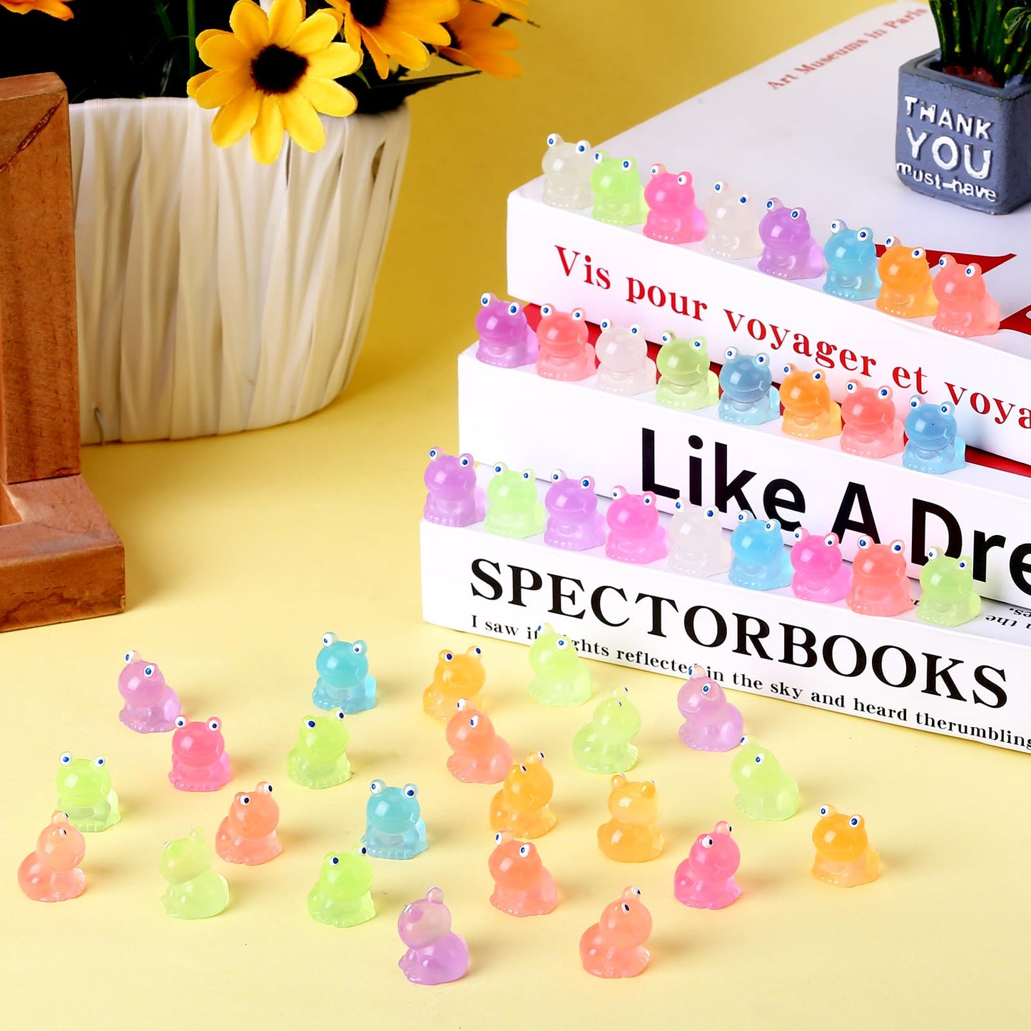 Fuyamp 100 Pcs Mini Resin Luminous Frogs Glow in The Dark Tiny Frogs Luminous Mini Portrait Mini Fairy Garden DIY Christmas Birt