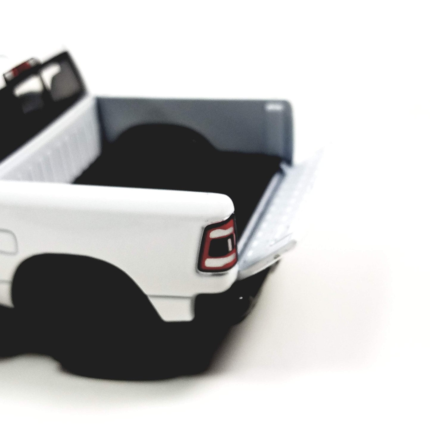 KiNSMART 2019 Dodge Ram 1500 Diecast Truck 1/46 Scale - White, Model k5365dy