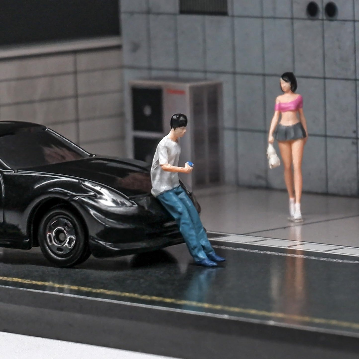 Kivcmds Painted Figure 1:64 Scale Mini Model Trains Architectural Plastic People Figures Leaning Man Figure Model,Suitable For M