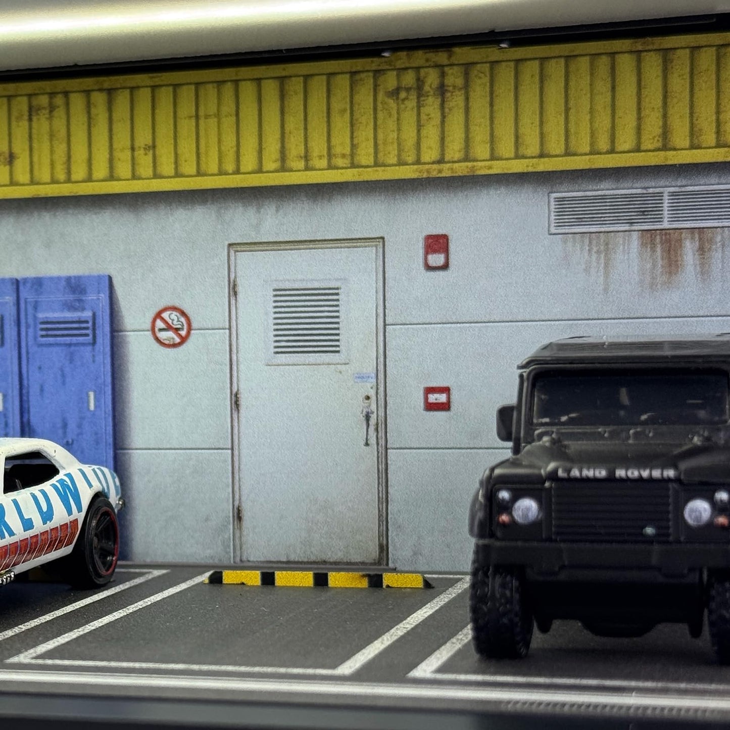 Hot Cars Wheels Display Case - 1/64 Scale Die-cast Model Car Display Case with LED Light and Acrylic Cover, Hot Diecast Wheels P