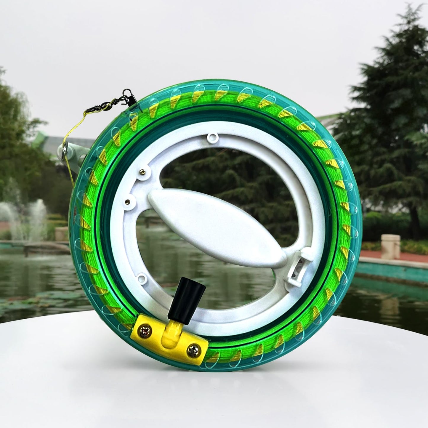 Hengda Kite Professional Outdoor Kite Line Winder Winding Reel Grip Wheel With 650 Feet (60Lbs) Flying Line String Flying Tools With Lock For Kids And Adults