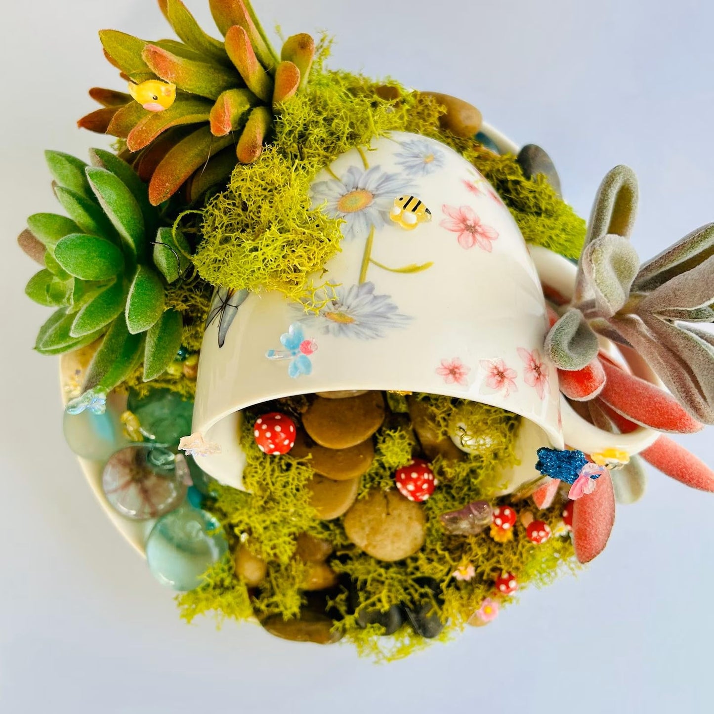 Micro Resin Bees, Dollhouse Miniature Tiny Honey Bees, Terrarium Fairy Garden Cartoon Bees, Mini Micro Landscaping Decoration (5
