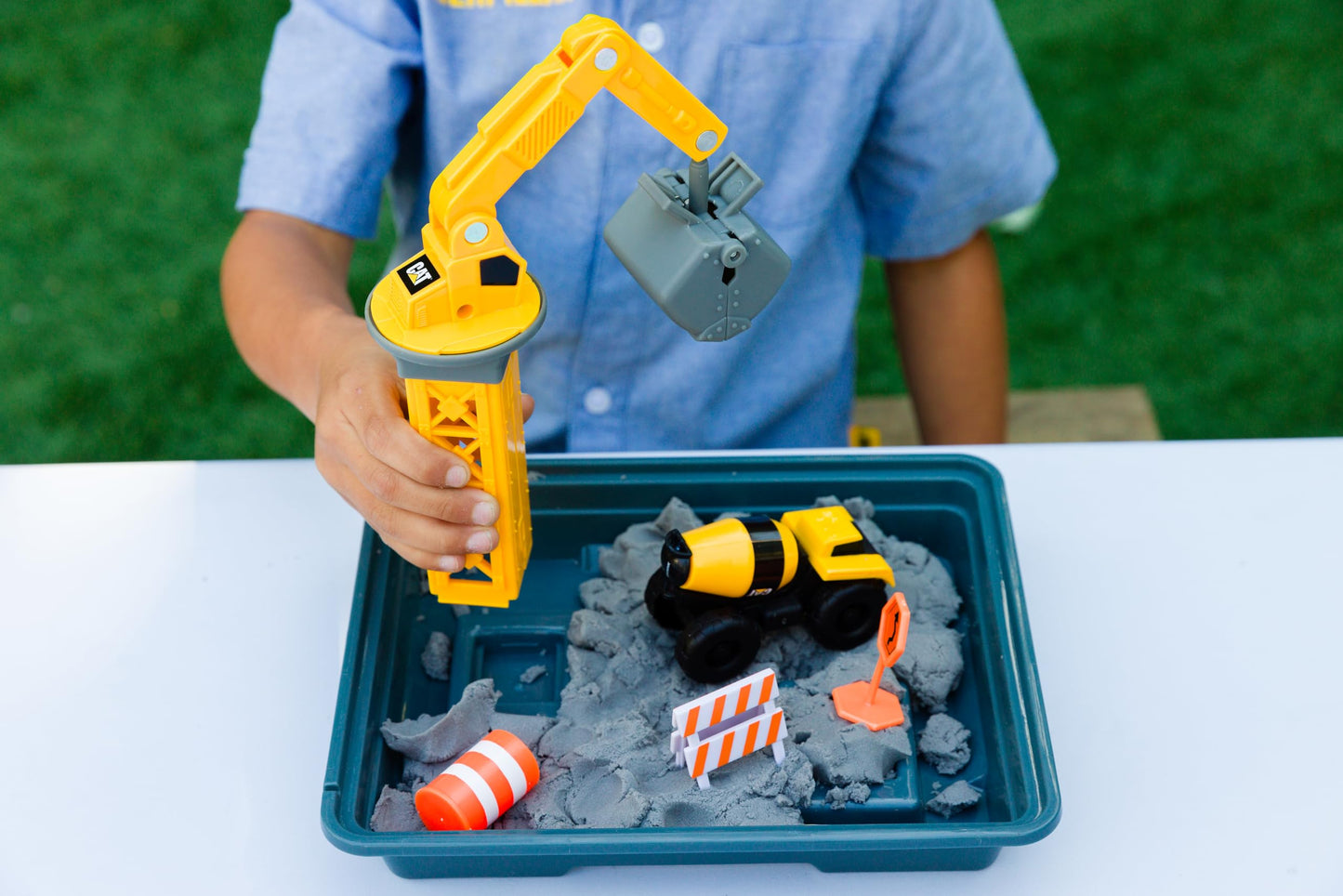 CAT Dig N' Build Concrete Playset - 12 oz Compound in Yellow Storage Container, Ideal Construction Toys for Kids