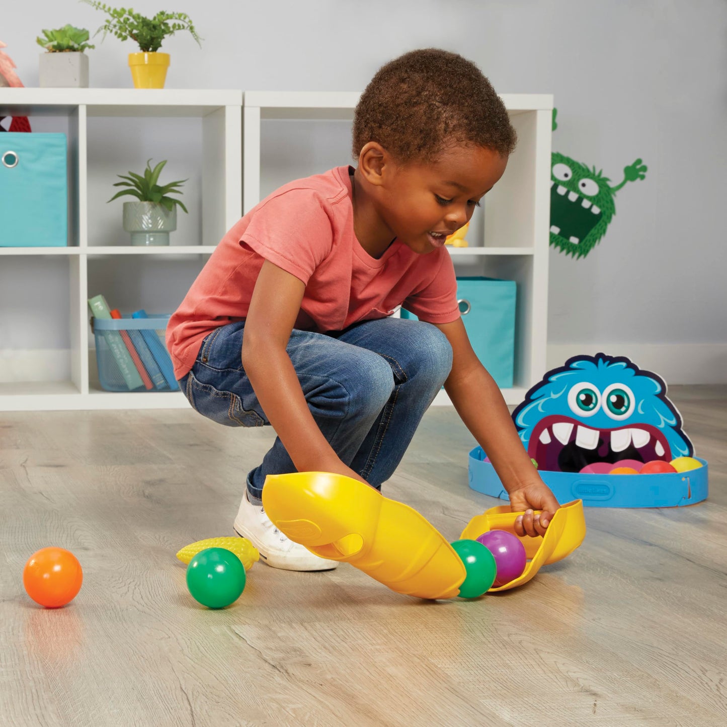 Little Tikes Feeding Frenzy - Indoor/Outdoor Gaming Experience - 30+ Accessories - Ages 3+ - Easy To Learn - Fast Paced