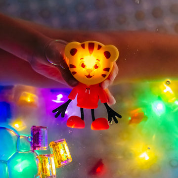 Glo Pals X Daniel Tiger'S Neighborhood Water-Activated Bath Toy With 6 Reusable Light-Up Cubes For Sensory Play (Cubes With Character)