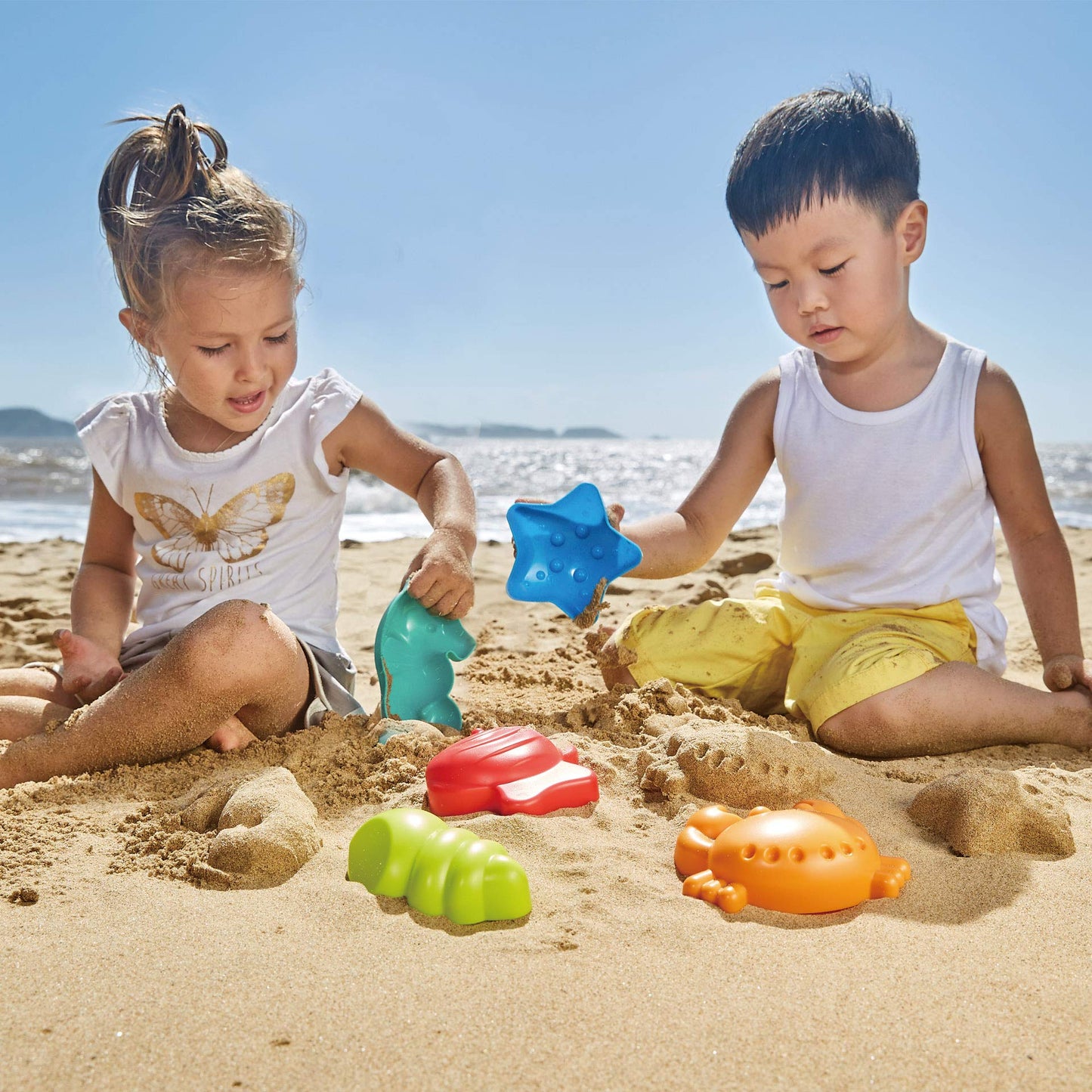 Hape Beach Toy Essential Set - Small Red Sand Toy Pack with Mesh Bag for Outdoor Fun
