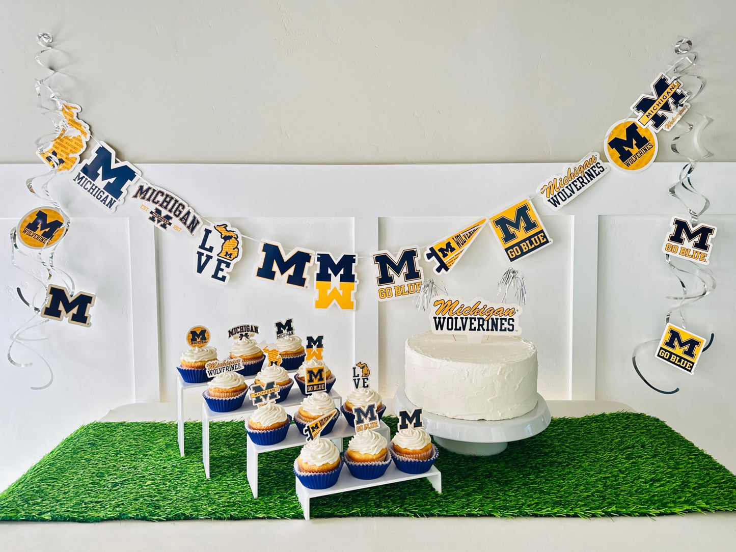 Michigan Party Supplies (42 Pieces) U Of M Party Decorations For Graduation, Football Tailgating, Birthday U Of M Party With Mic
