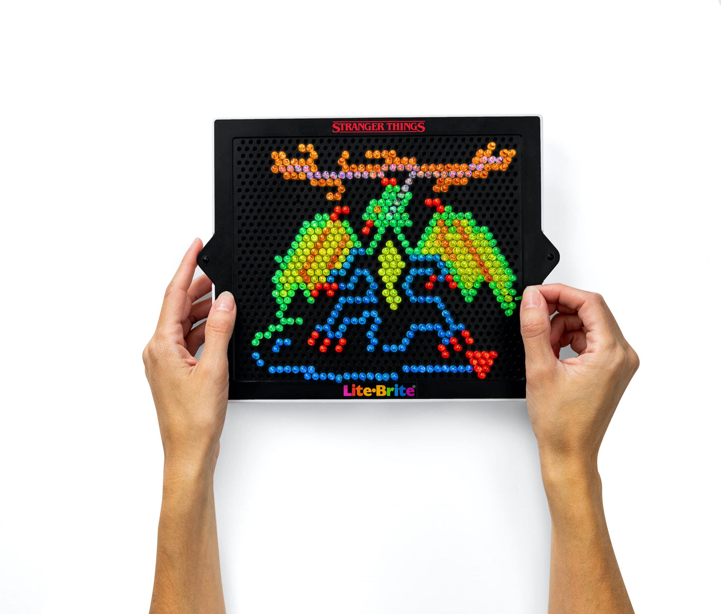 Lite Brite Stranger Things Special Edition - Best Of 4 Seasons - Featuring Icons & Themes From The Netflix Series Includes High Definition Grid, 12 Hd Templates, 650 Colorful Mini Pegs, Fans 14+