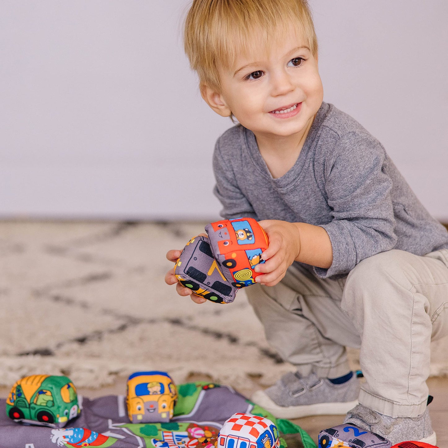 Melissa & Doug Take-Along Town Play Mat (19.25 x 14.25 inches) with 9 Soft Vehicles - with Storage Bag, Toy Vehicle Play Sets fo