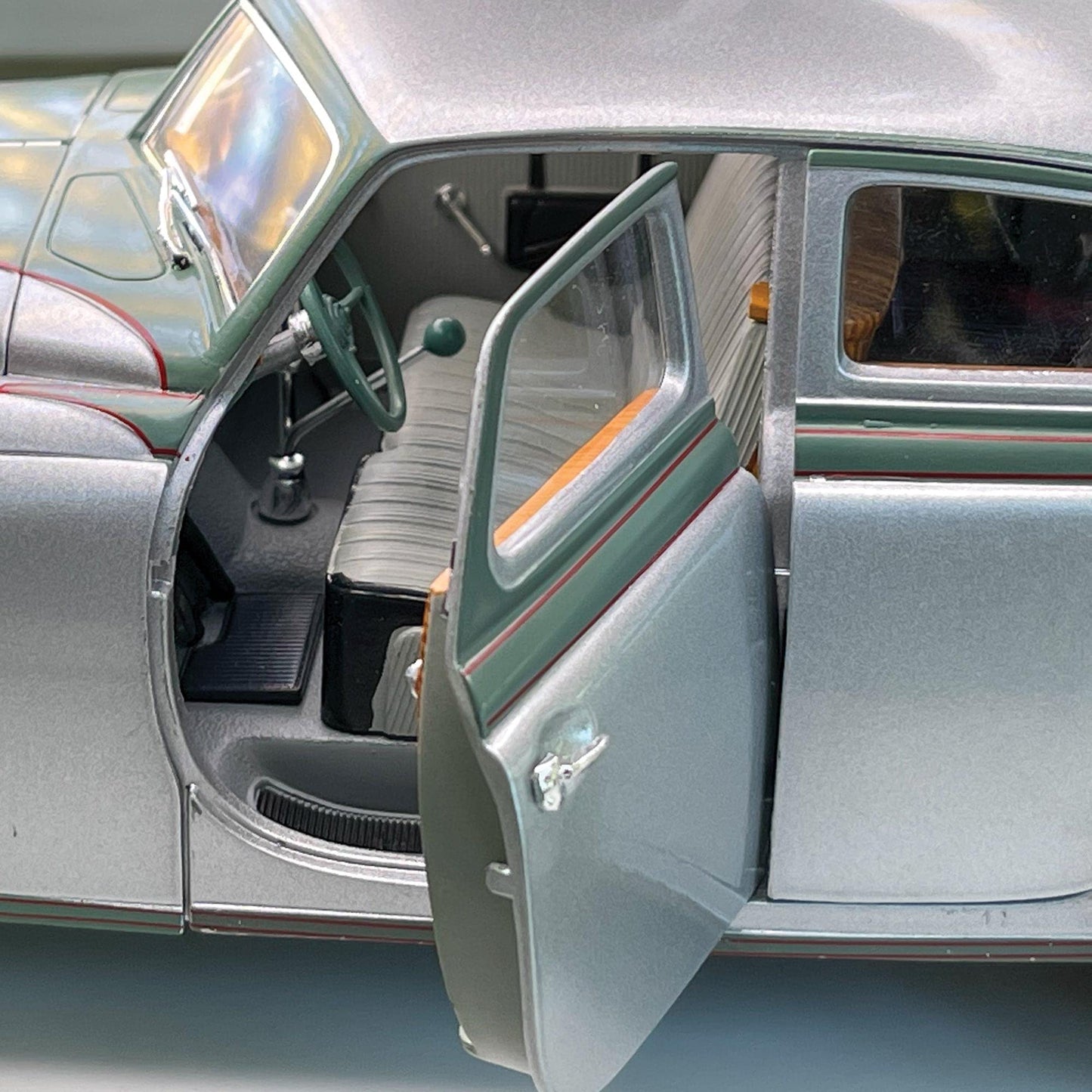 Pierce Arrow Signature 1/18 1933 Silver Arrow Car