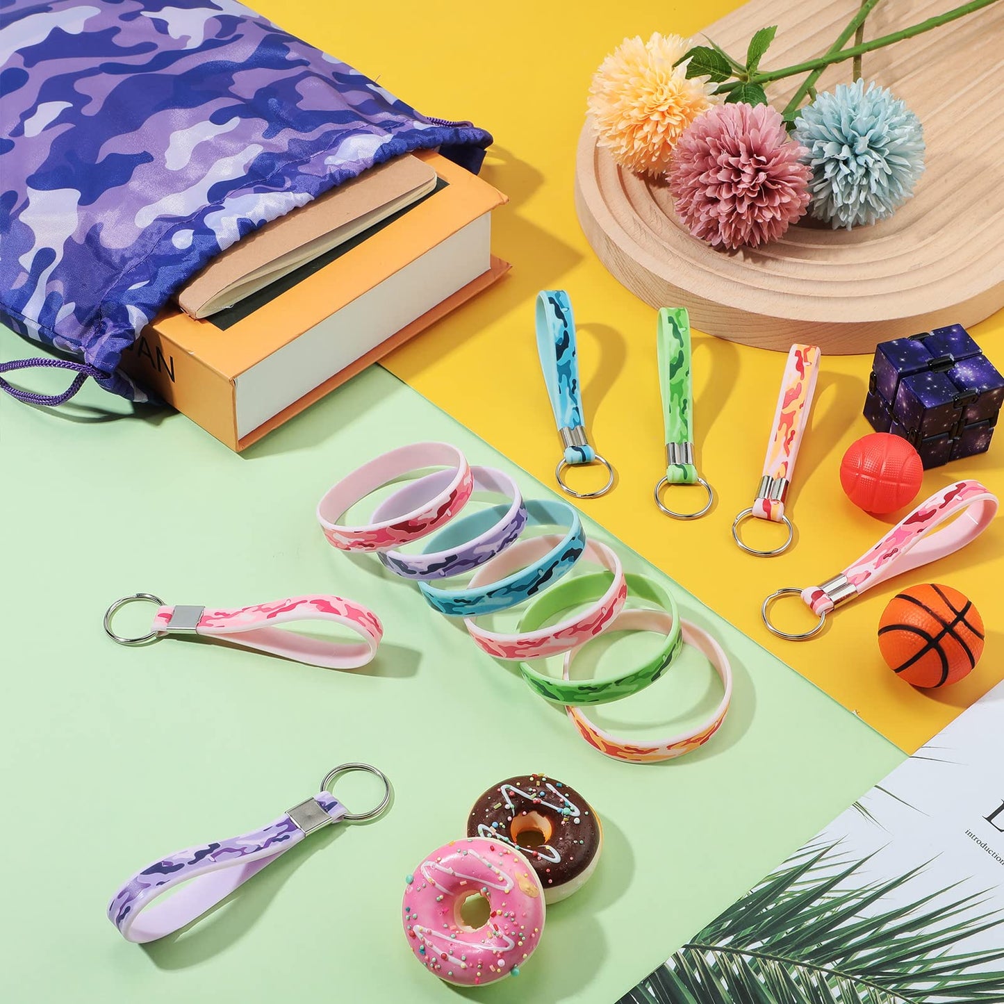 36 Pcs Tie Dye Camouflage Party Kit Camo Drawstring Bag Bulk Camouflage Military Rubber Keychain Silicone Camo Bracelet For Adult Kid Travel Paintball Camping Birthday Party Supplies (Assorted Camo)