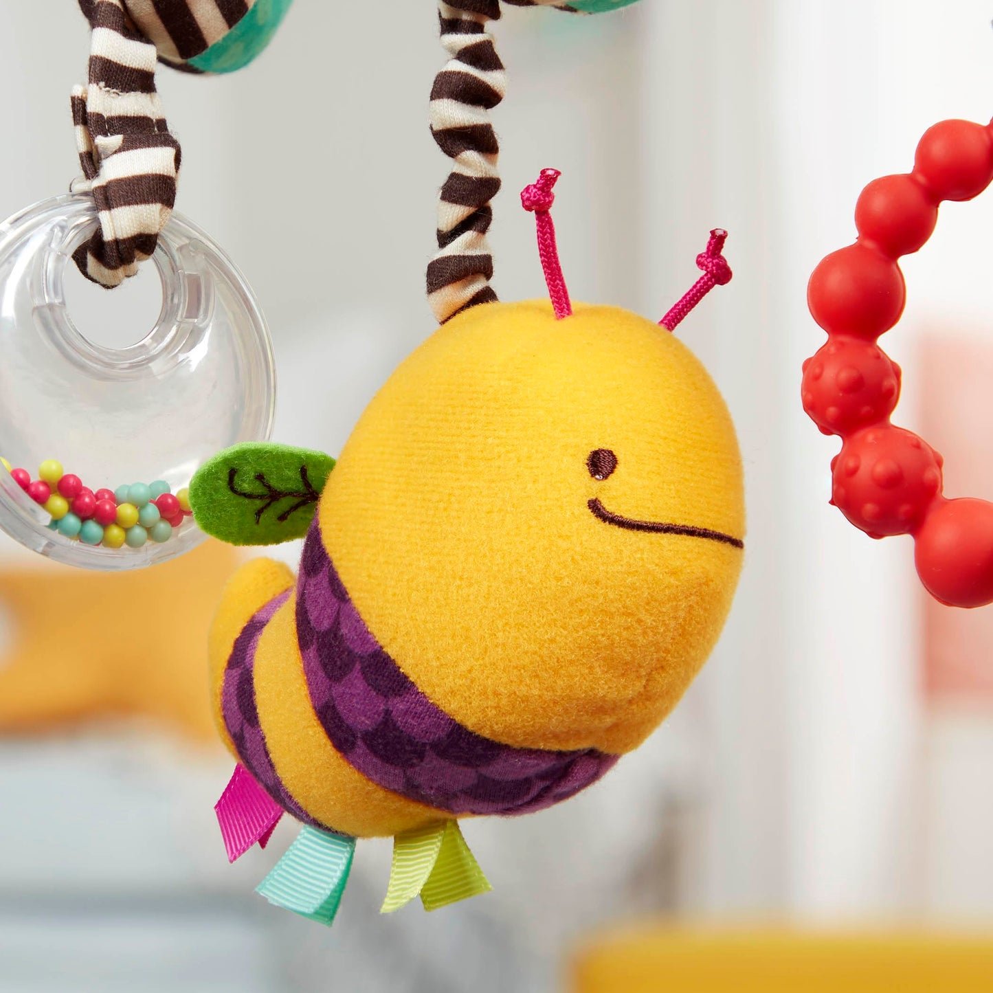 B. Toys- B. Baby– Wiggle Wrap- Baby Toy – Toy For Car Seat, Stroller, Crib – Spiral With 3 Hanging Toys – Rattle, Plush Bee & Teether – Wrap Around Infant Toy – 0 Months +