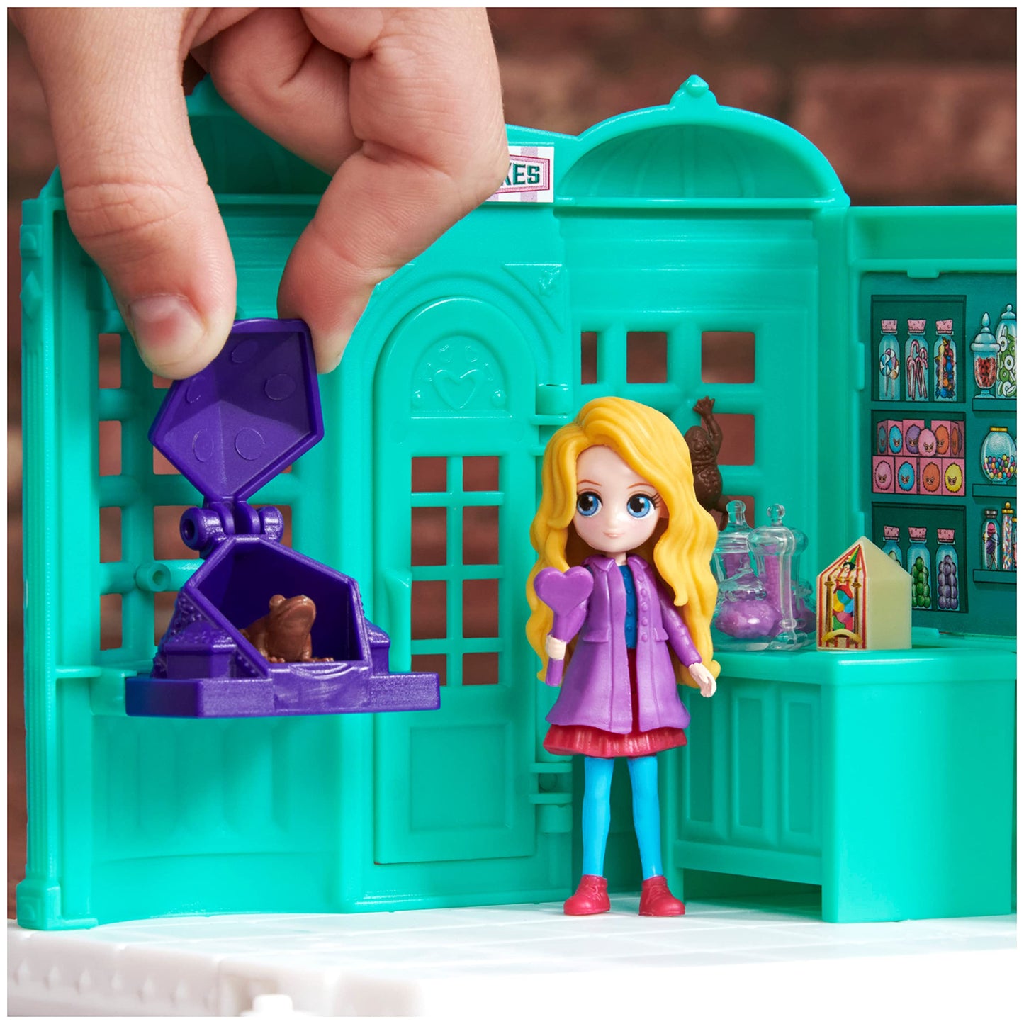 Wizarding World Magical Minis Honeydukes Sweet Shop Playset with 2 Figures & 5 Accessories, Plastic, Model 6064867, Ages 6+