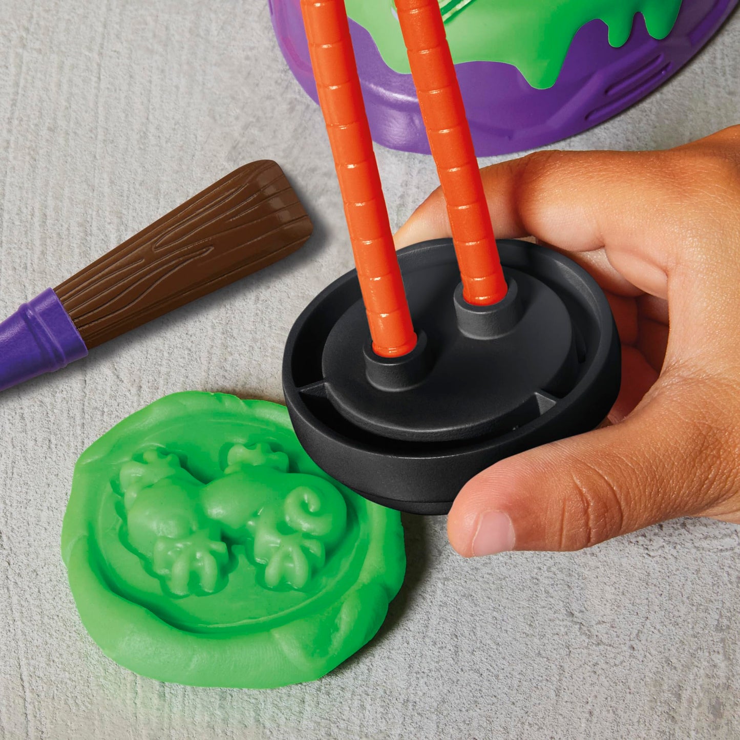 Play-Doh Teenage Mutant Ninja Turtles Mutation Station Playset, Bendy 4 Inch Donnie Action Figure, Kids Arts & Crafts, TMNT Toys