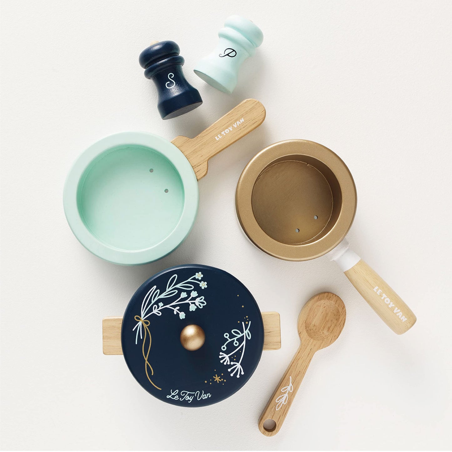 Le Toy Van - Educational Wooden Pretend Kitchen Honeybake Pots and Pans Cooking Set Play Toy | Kids Role Play Toy Kitchen Access