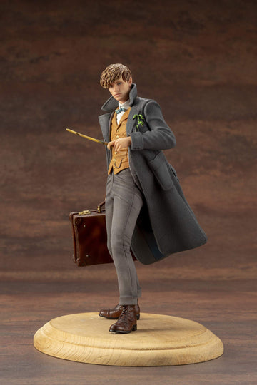 Kotobukiya Sv229 Fantastic Beasts: The Crimes Of Grindelwald: Newt Scamander Artfx+ Statue, Multicolor