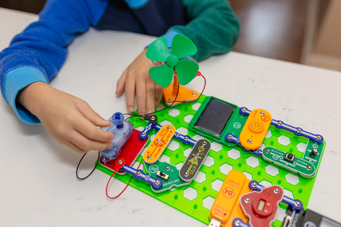Snap Circuits Green Energy Electronics Exploration Kit | Over 125 Exciting Stem Projects | Full Color Project Manual | 45+ Snap