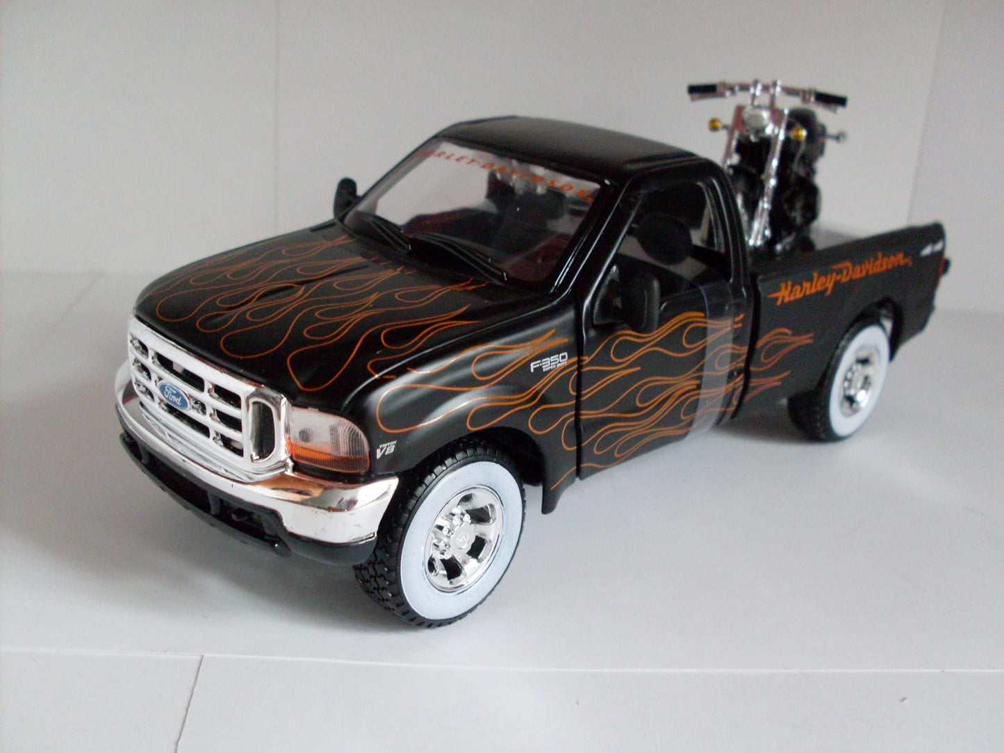 Maisto 32181BK Harley Davidson 1936 Model Miniature Vehicle - 1:24 Scale, Black Metal, Small Size