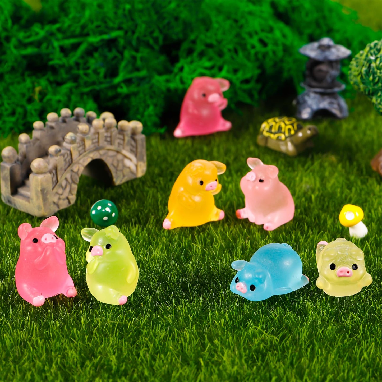 Fuyamp 100 Pieces of Mini Resin Luminous Pig in The Dark Tiny Pig Luminous Mini Portrait Mini Fairy Garden DIY Christmas Birthda