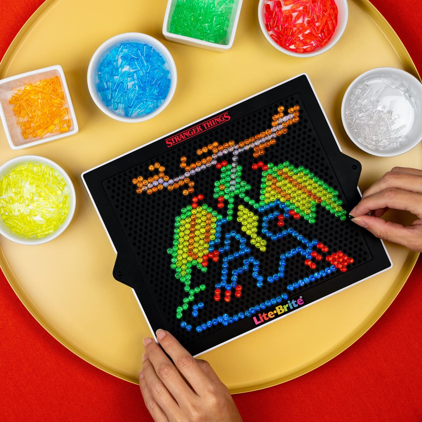 Lite Brite Stranger Things Special Edition - Best Of 4 Seasons - Featuring Icons & Themes From The Netflix Series Includes High Definition Grid, 12 Hd Templates, 650 Colorful Mini Pegs, Fans 14+
