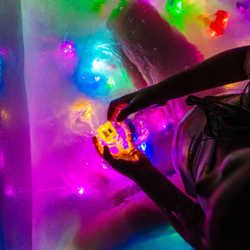 Glo Pals X Sesame Street Water-Activated Bath Toy With 6 Reusable Light-Up Cubes For Sensory Play (Abby Cadabby, Cubes With Character)