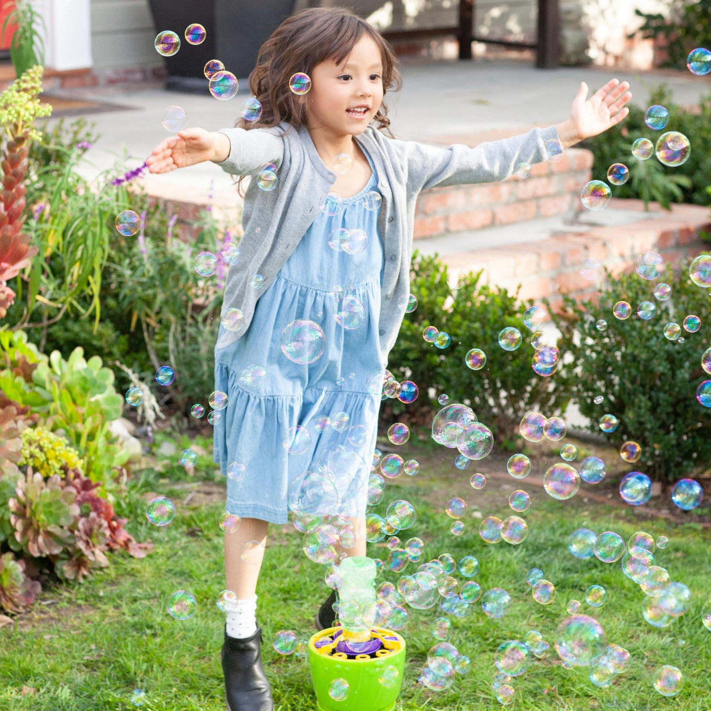 Gazillion Bubbles, Bubble Rush Portable Bubble Maker - Instant Bubble Creation - Outdoor Toy For Kids - 8 Oz. Bubble Solution Included - Ages 3+