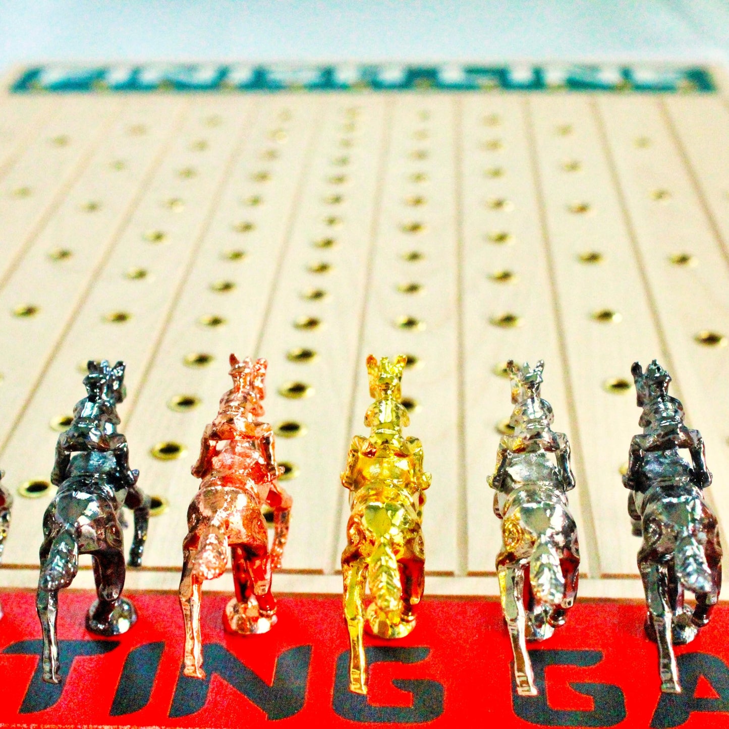 Fineni Horse Racing Game For Adults, Horse Race Board Game With 11 Luxurious Metal Horses (Gold, Silver, Black, Rose Gold), 22” Beech Wood Horse Race Game Board, Dice & Gold Card Included (Beech)