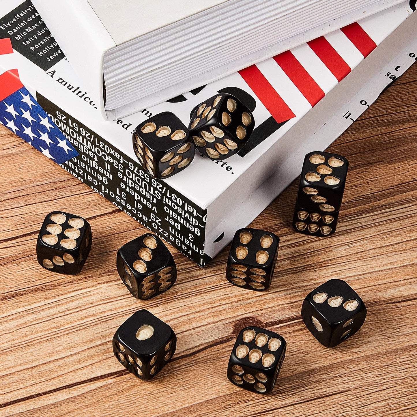 10 Pieces Black Skull Dice Halloween Dice 3D Skeleton Dice Decorative Mini Skull Face Gaming Dice 0.7 Inch Cube Dice with Flanne