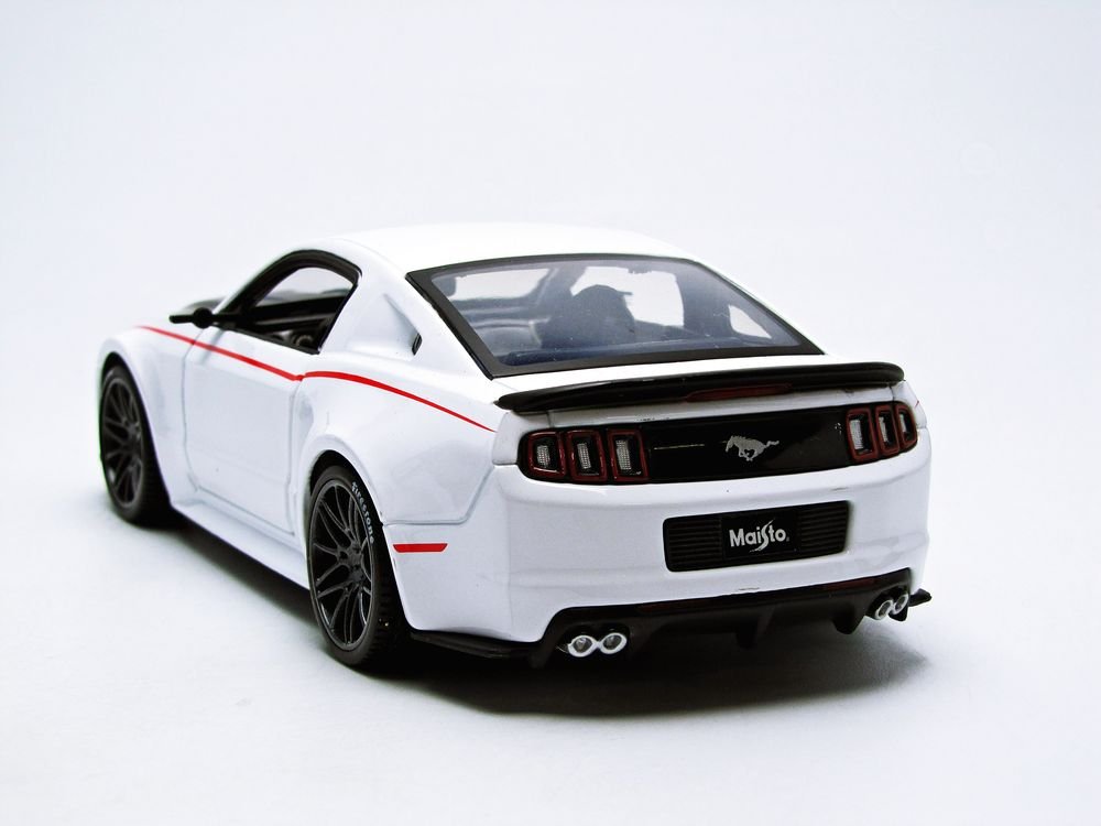 Maisto 2014 Ford Mustang Street Racer White 1/24 Model Car