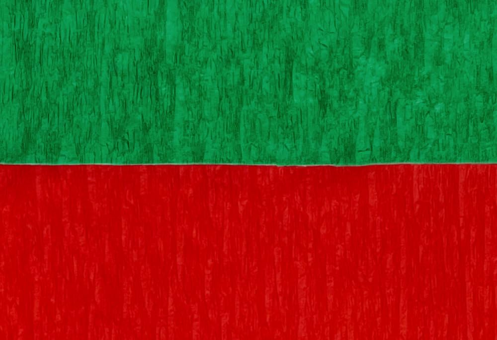 Red and Green Crepe Streamers - 4 Rolls