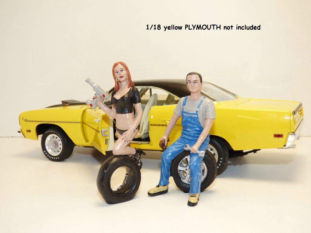Motorhead Miniatures 1/18 Michele and Derek Tire Brigade Figurine Set - Multicolor Plastic, 2 Piece