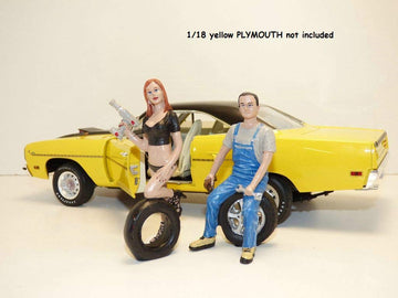 Motorhead Miniatures 1/18 Michele and Derek Tire Brigade Figurine Set - Multicolor Plastic, 2 Piece
