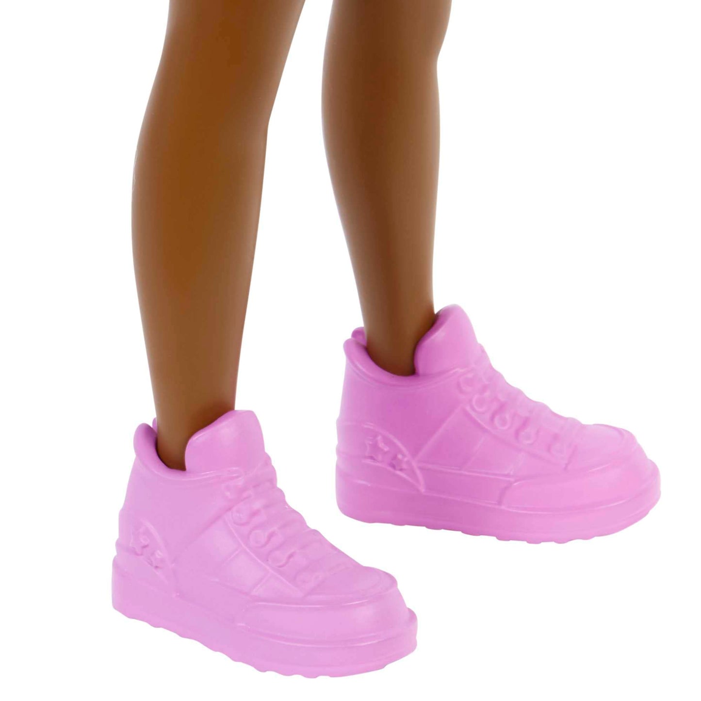 Mattel Karma'S World Fashion Pack With Karma Grant Doll, Clothes & Accessories, From School To Stage Set With 14 Pieces, Dark Br