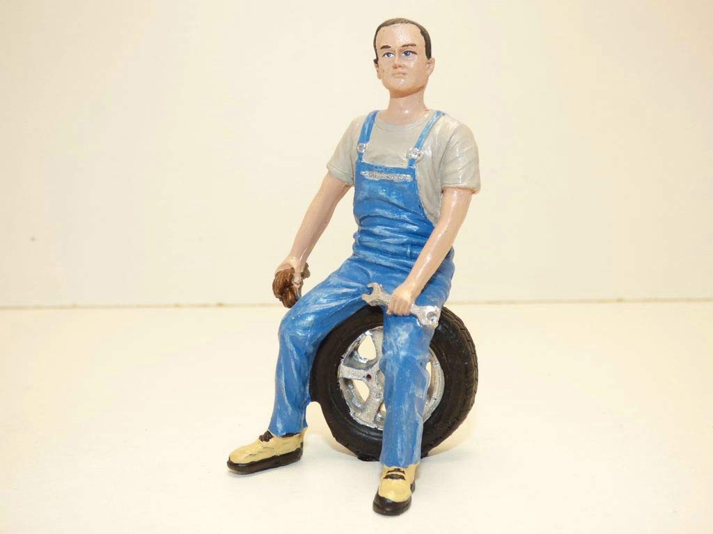 Motorhead Miniatures 1/18 Michele and Derek Tire Brigade Figurine Set - Multicolor Plastic, 2 Piece