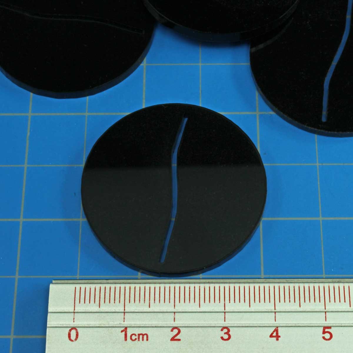 Litko Paper Miniature Bases | Round | Circle | Slotted Paper Figure Holder | Compatible With Dungeons And Dragons | Game Card Stands (3Mm Black Acrylic, 40Mm)