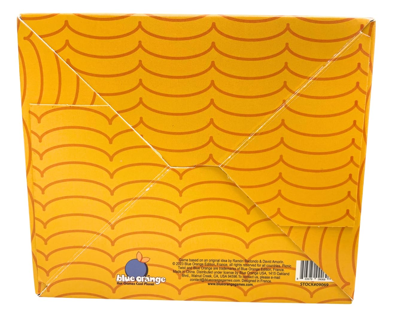 BLUE ORANGE GAMES Picnic Twist  Set Collection Card Game in a Picnic Basket  Family or mature-themed Strategy Game for 1 to 9 Players Recommended for Ages 8 & Up.